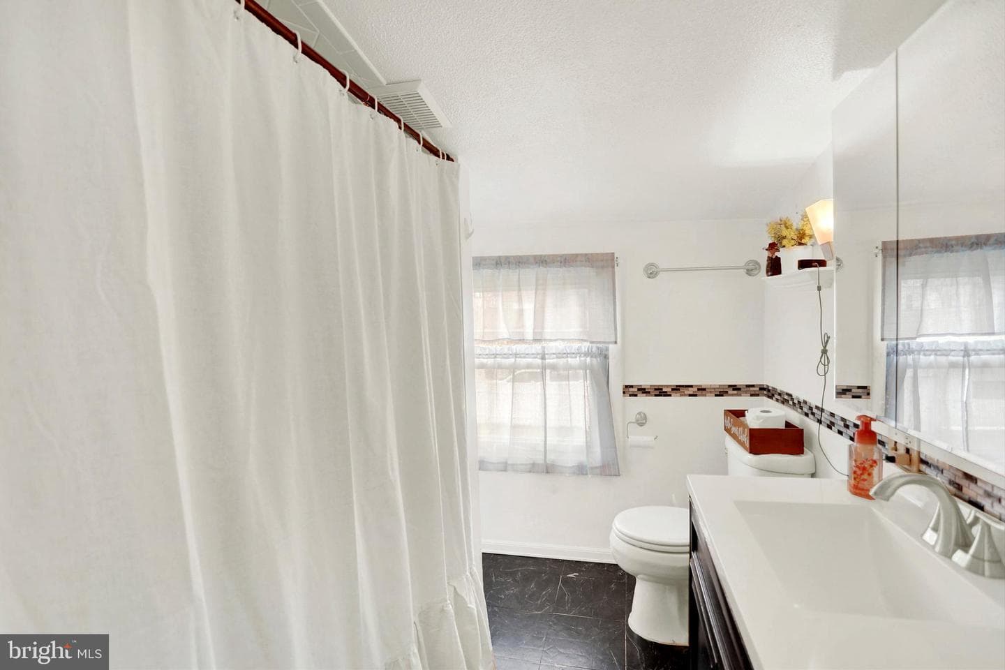 468 Elizabeth Street photo 25