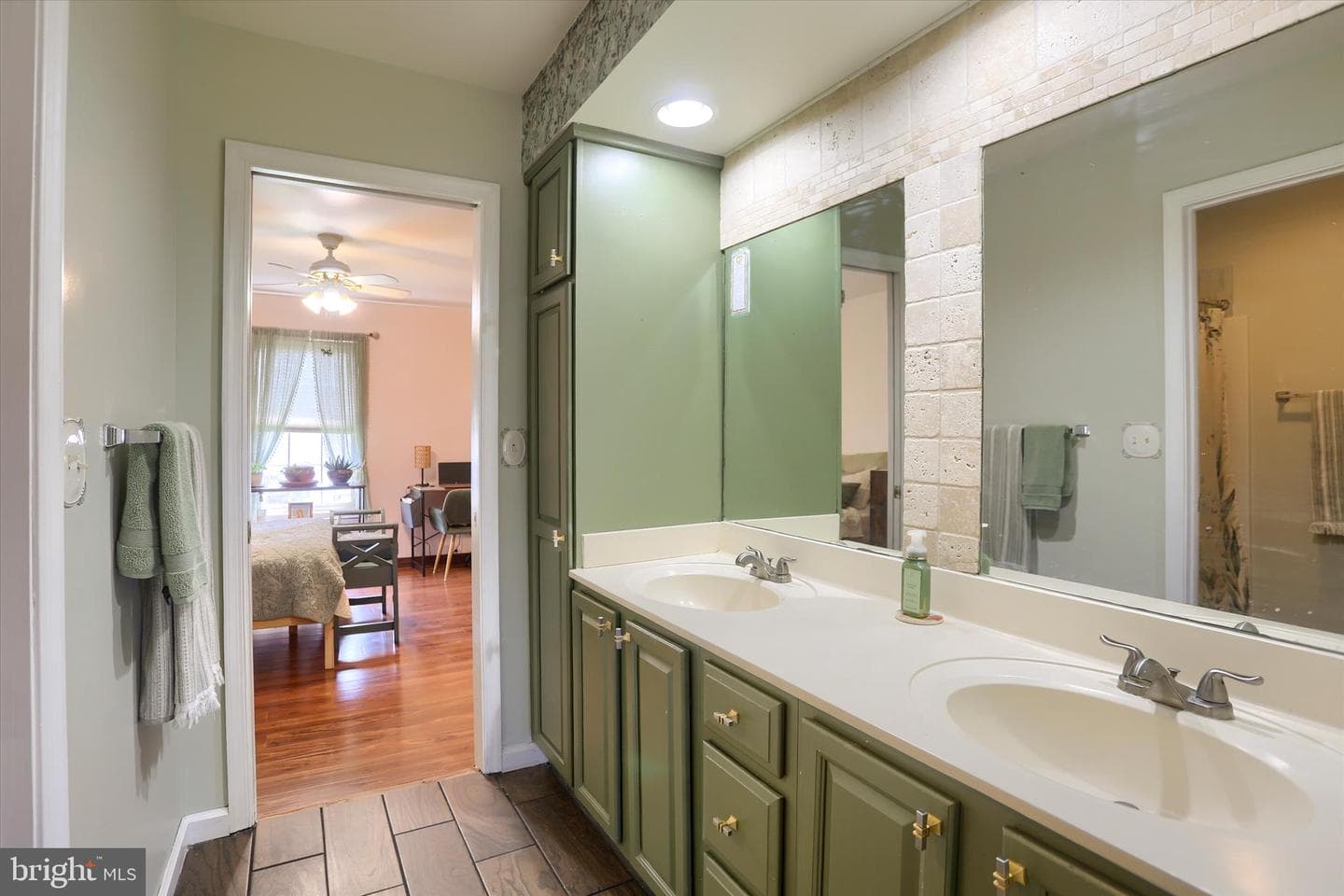 12 Edgewater Drive photo 27