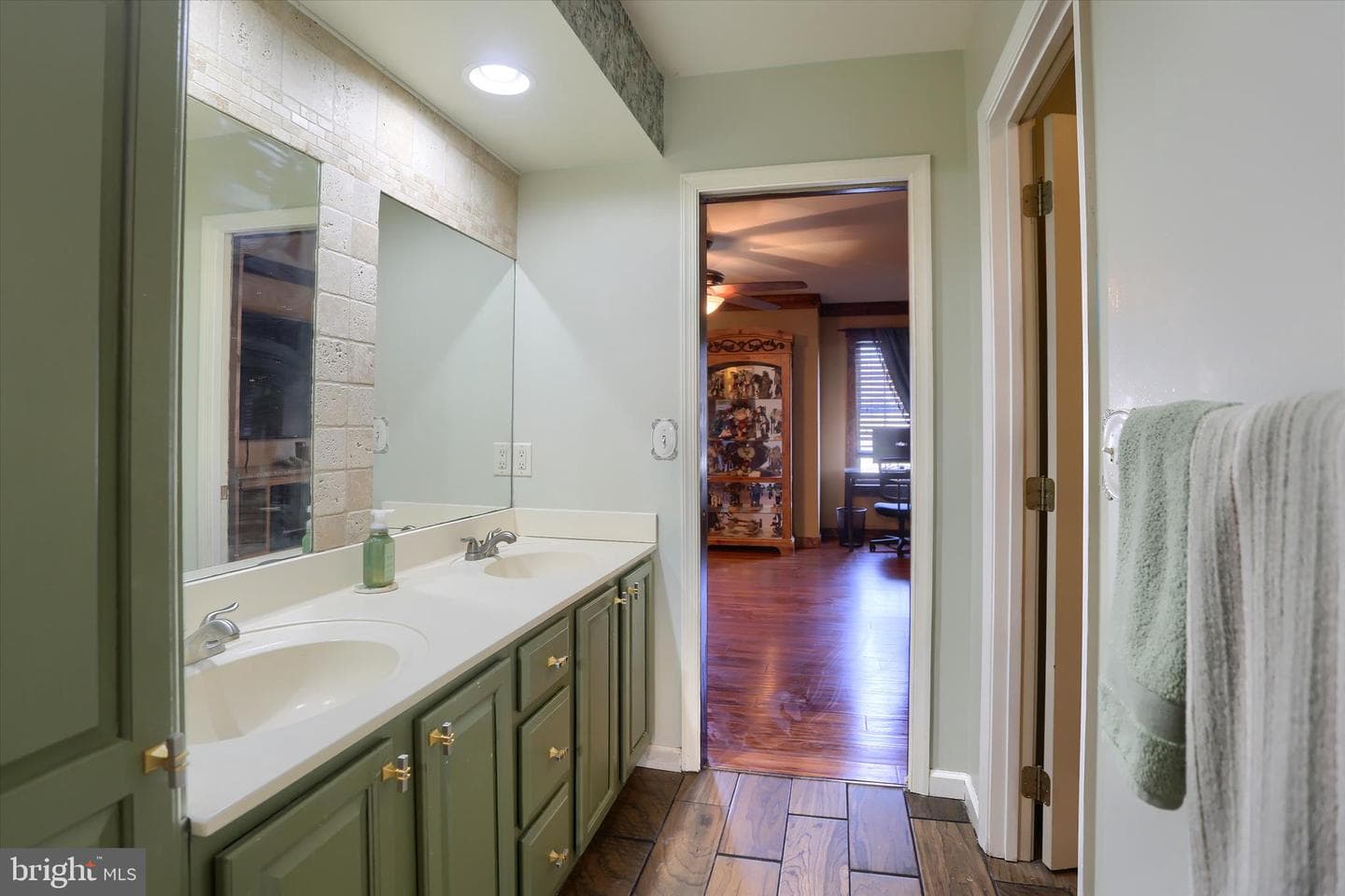 12 Edgewater Drive photo 29