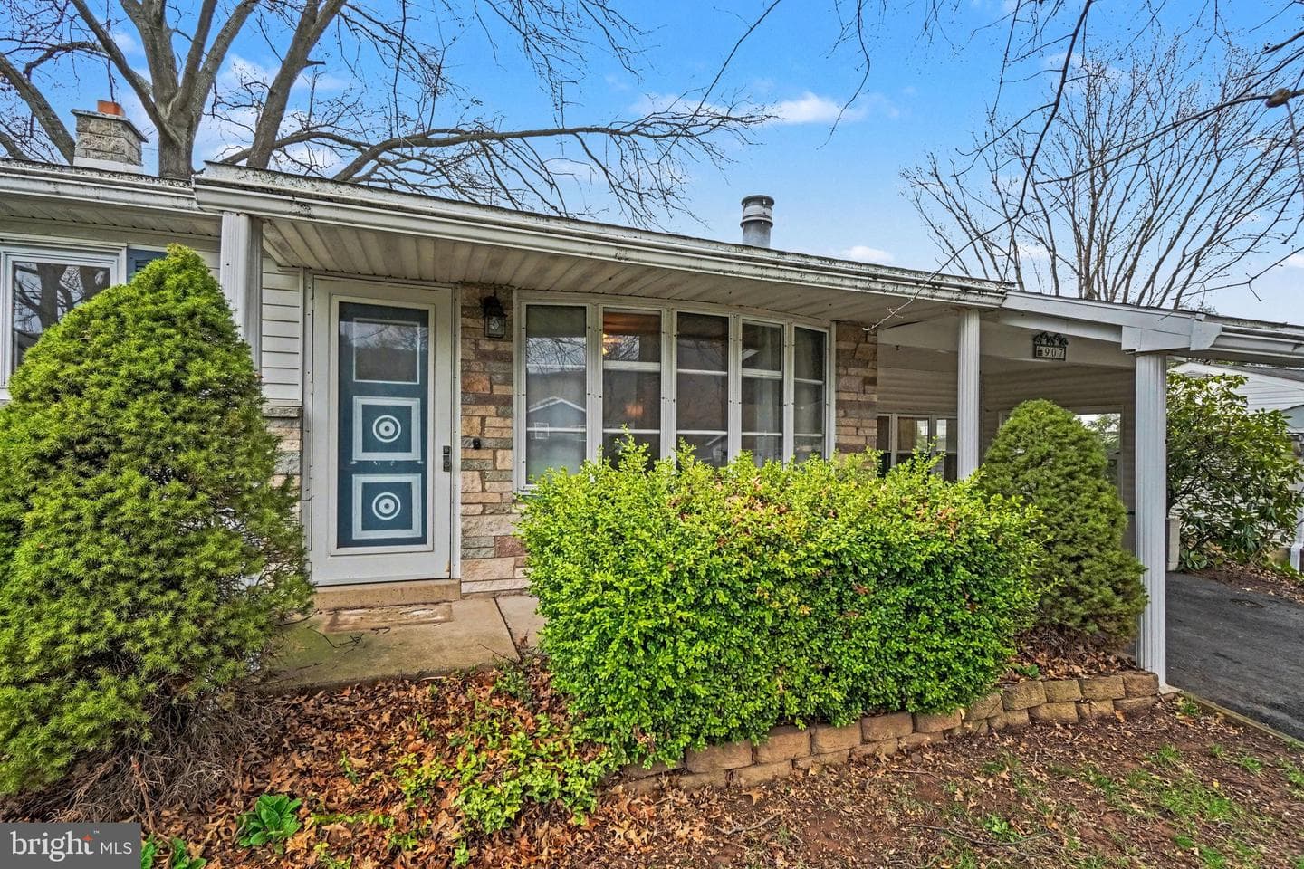 907 Meadow Lane photo 1