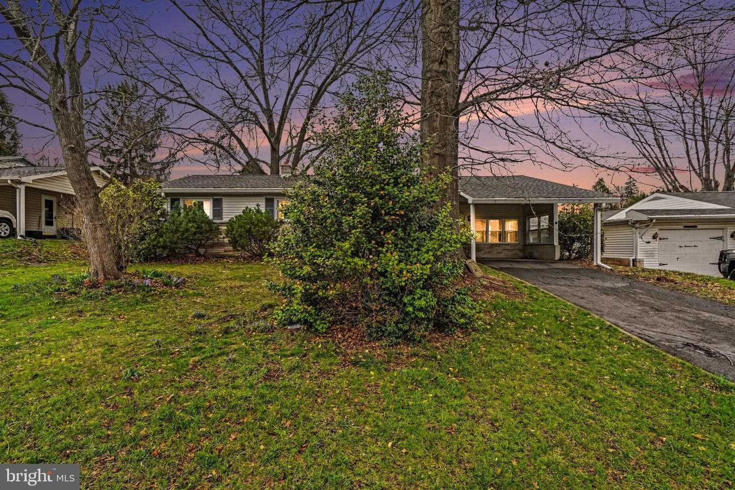 907 Meadow Lane photo 3