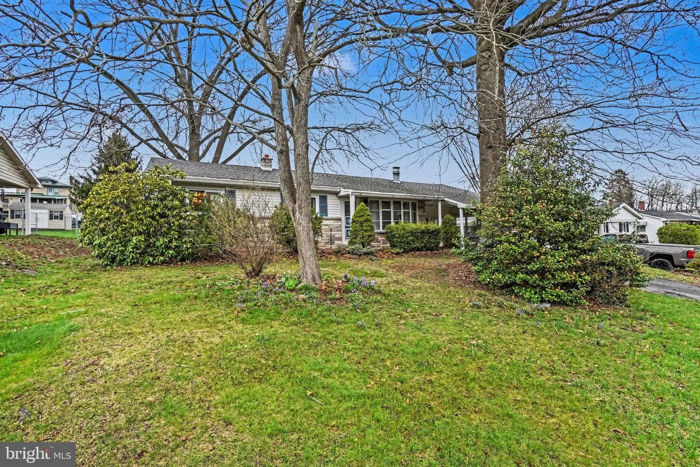 907 Meadow Lane photo 4
