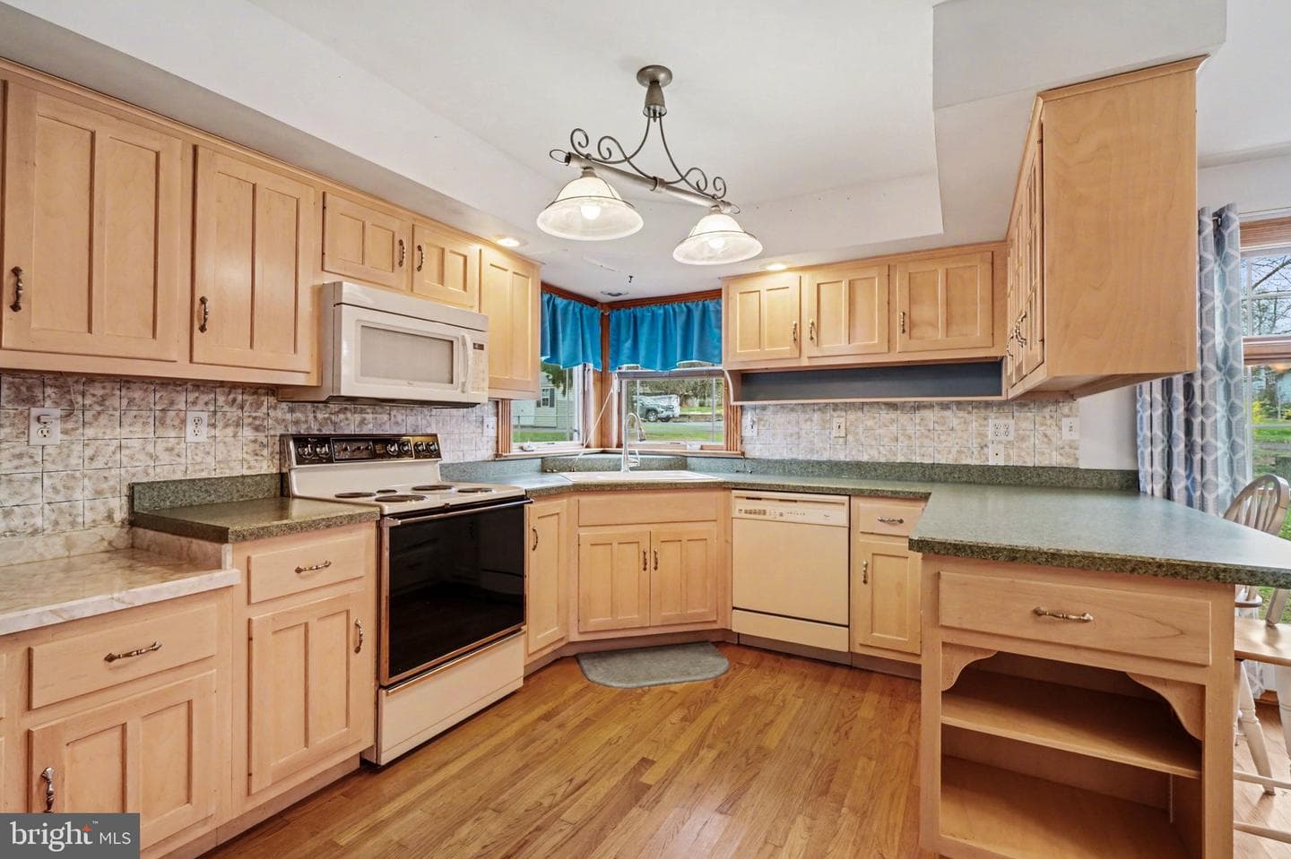 907 Meadow Lane photo 9