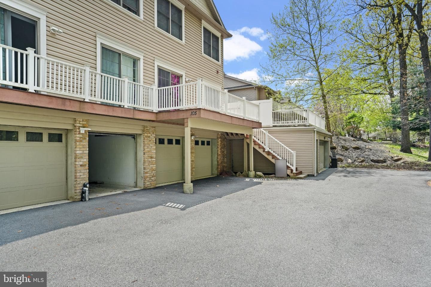 105 High Pointe Drive photo 3