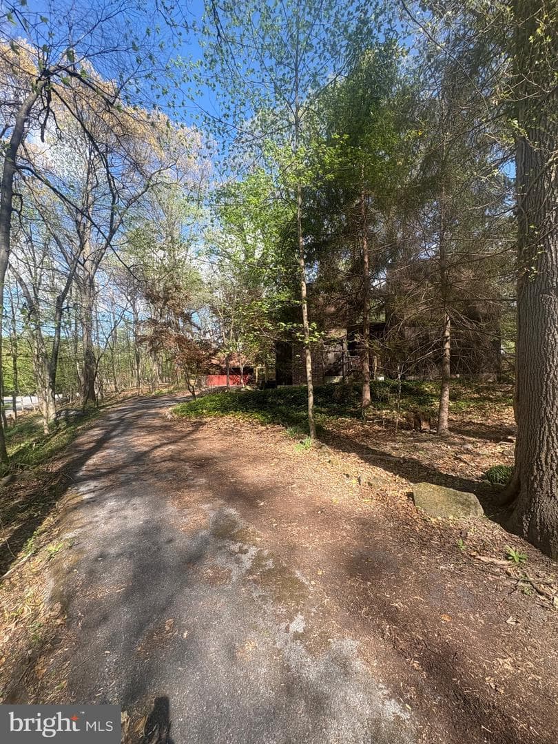 1085 Greenhill Drive photo 9