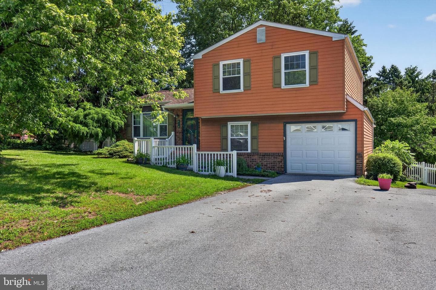826 Lark Drive photo 3