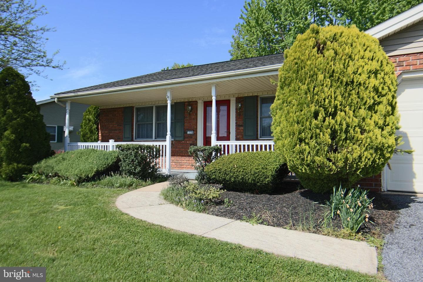 1370 Woodridge Drive photo 2