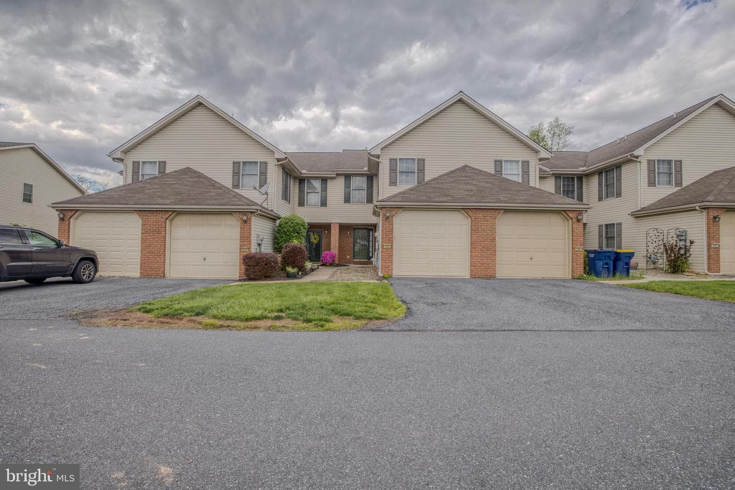 886 Woodridge Drive photo 2