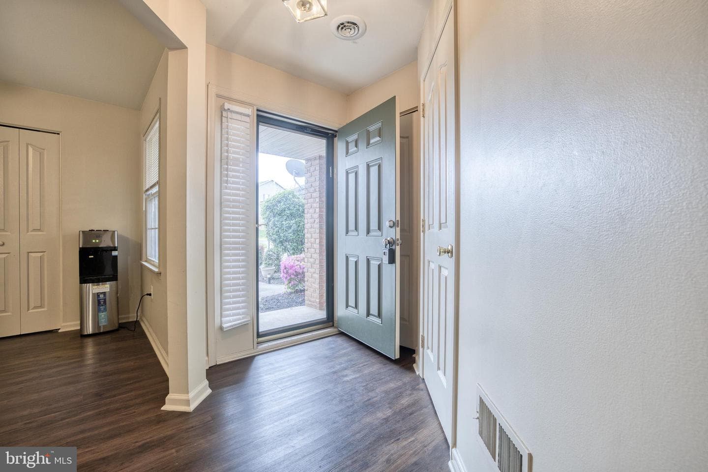 886 Woodridge Drive photo 4
