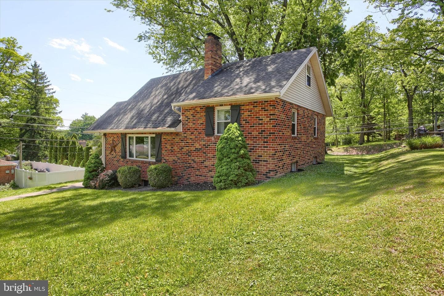 610 Georgian Place photo 36