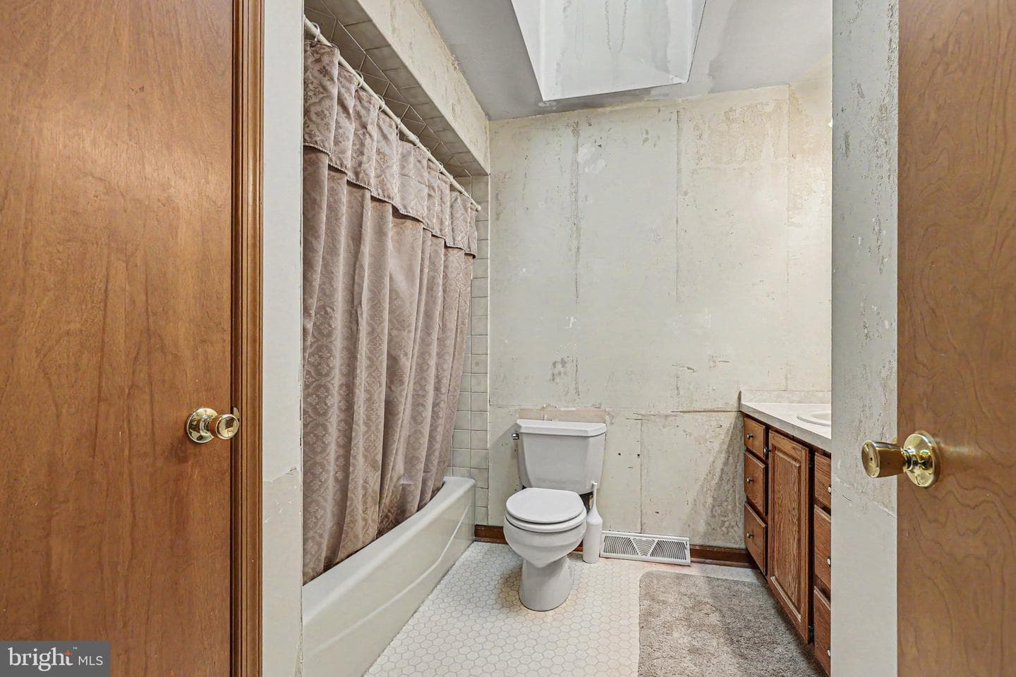 802 Leeds Court photo 16