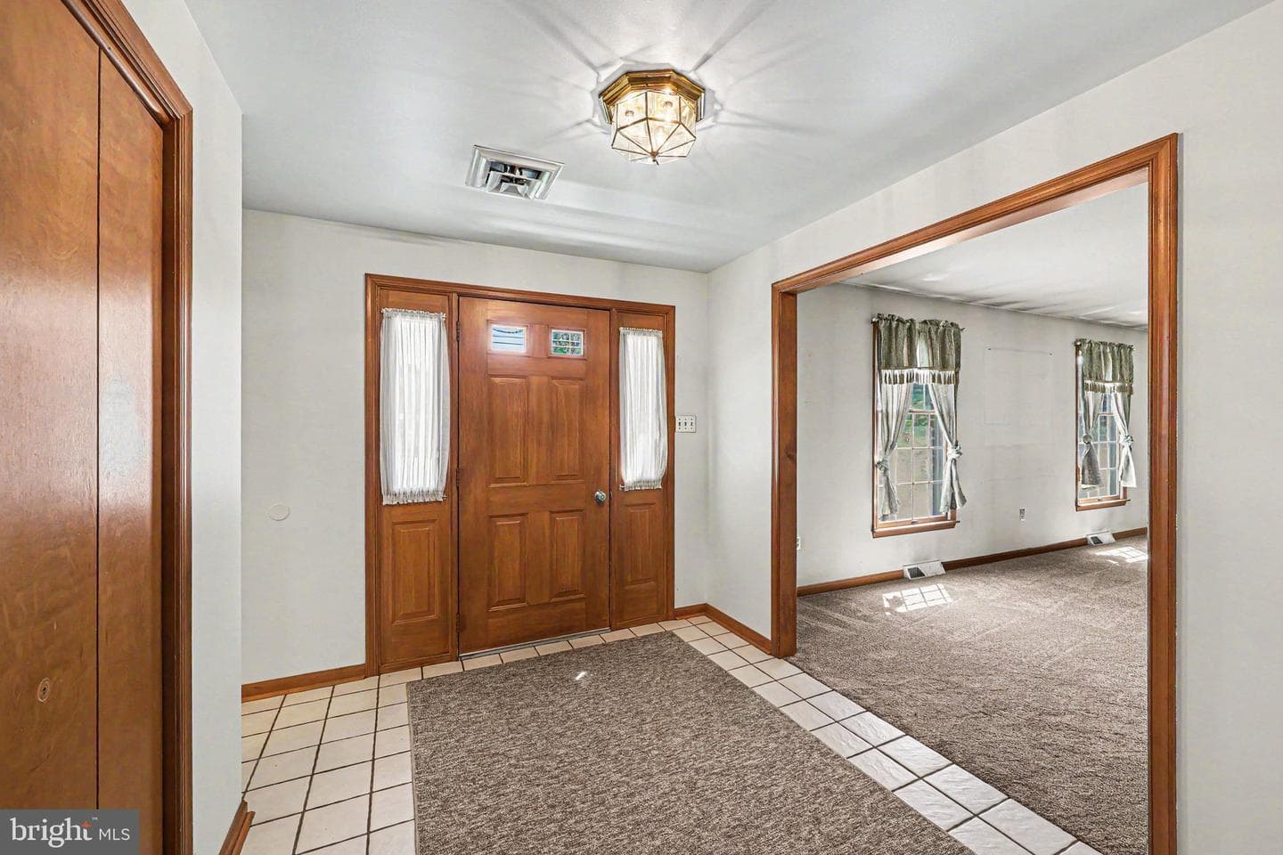 802 Leeds Court photo 4