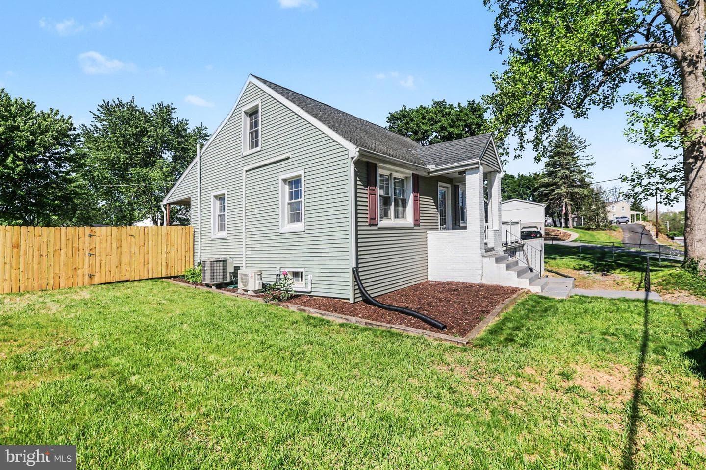 214 N Railroad Street photo 2