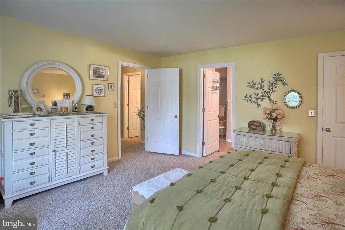 563 Roslaire Drive photo 12