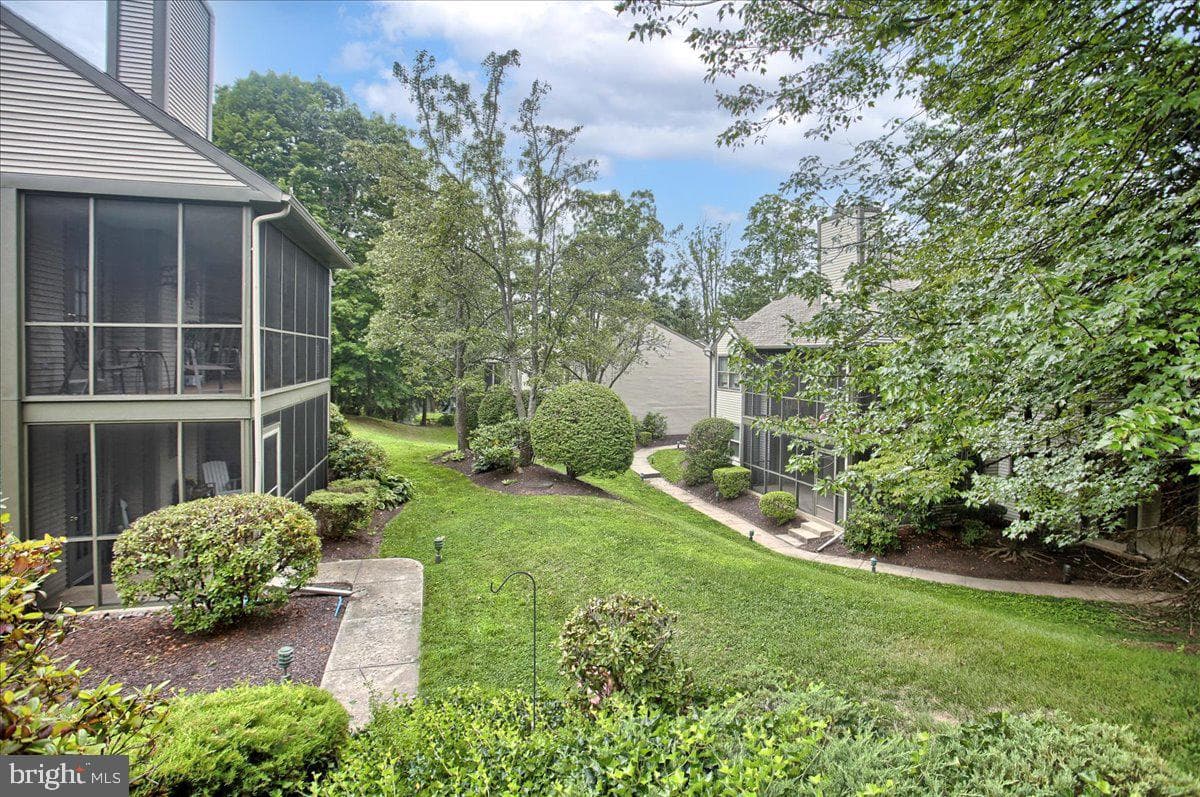 563 Roslaire Drive photo 22