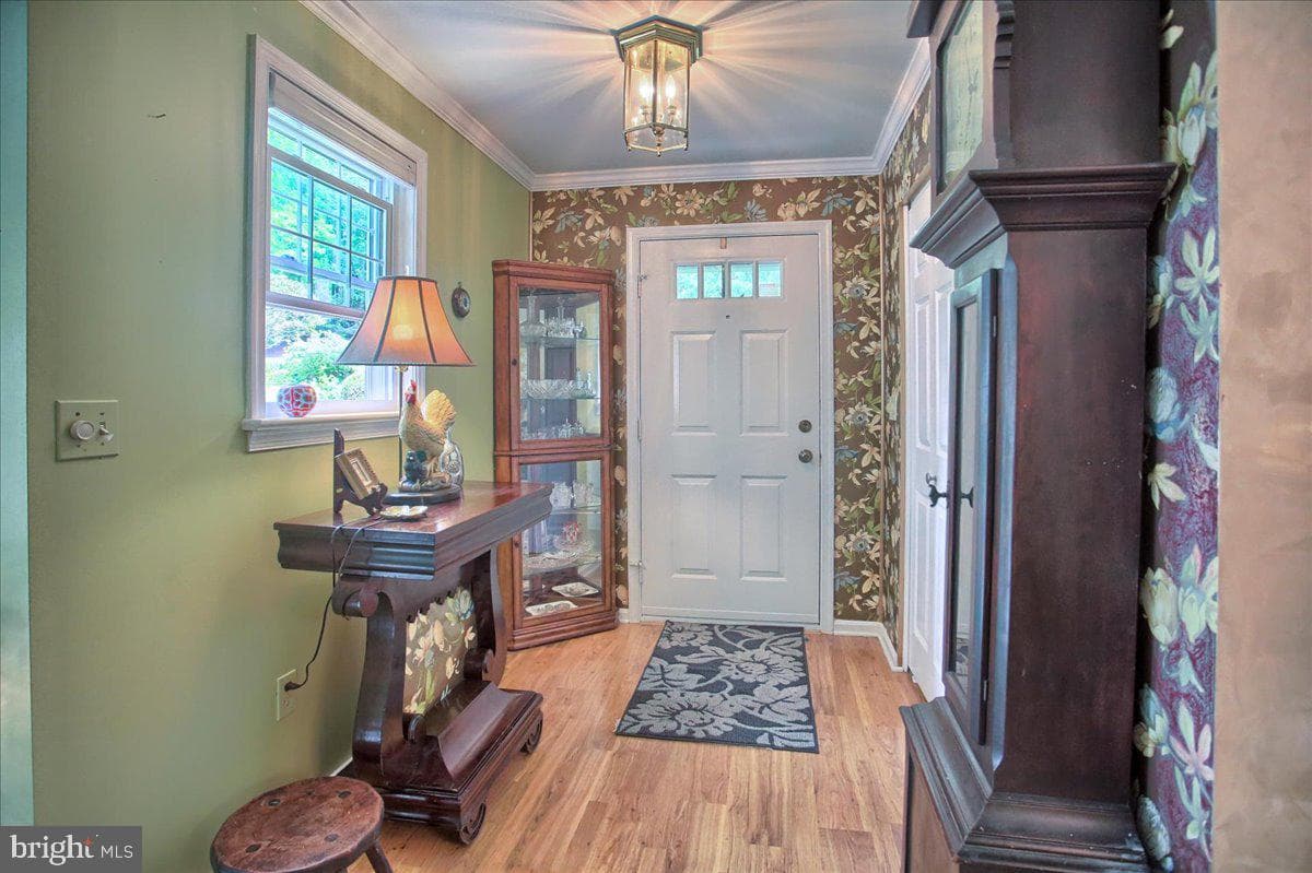 563 Roslaire Drive photo 3