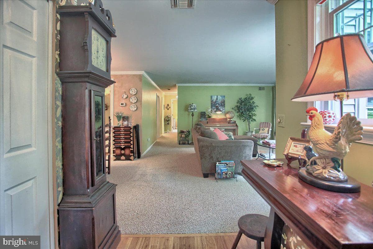 563 Roslaire Drive photo 4