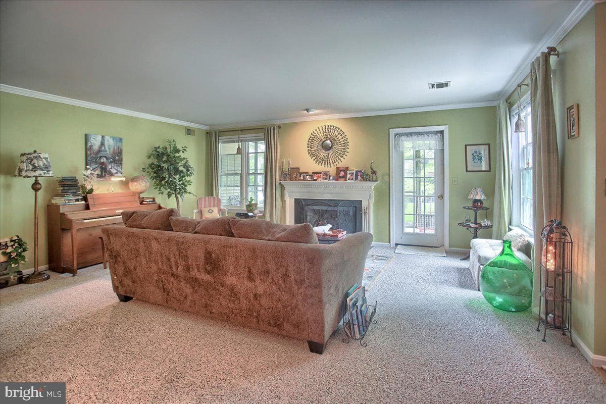 563 Roslaire Drive photo 5