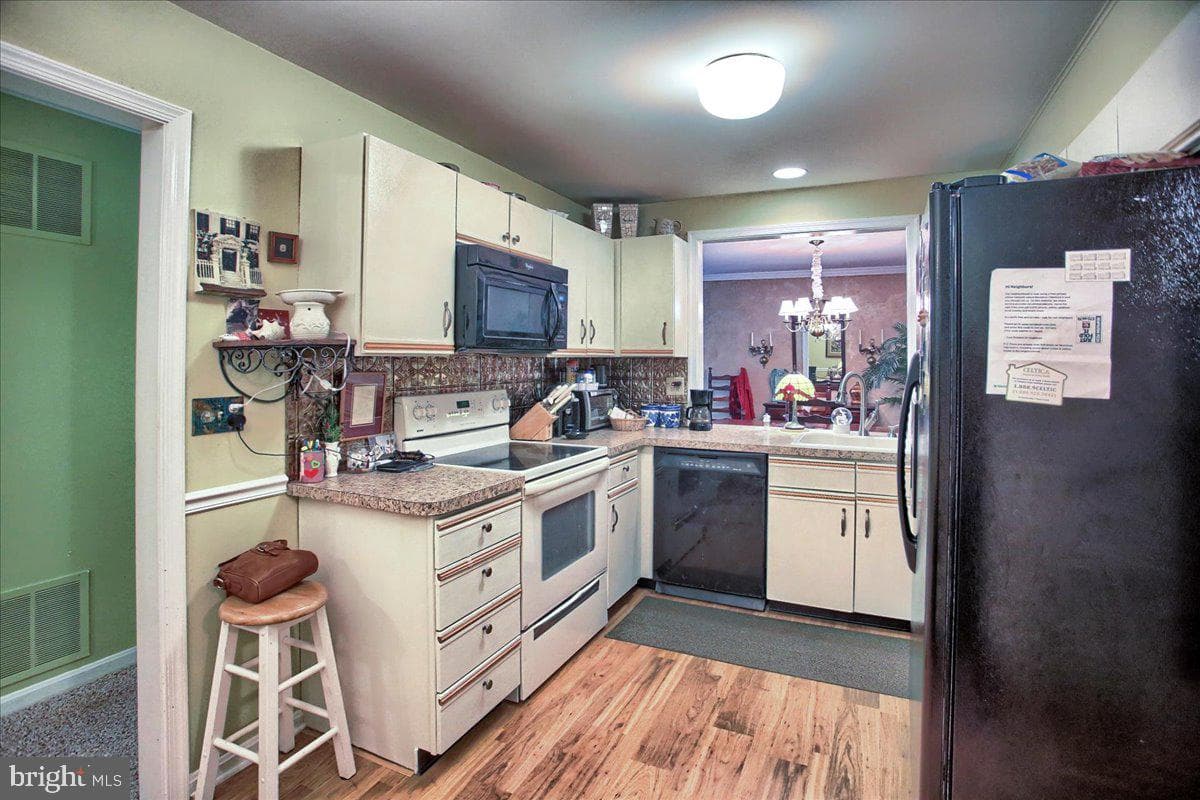 563 Roslaire Drive photo 8
