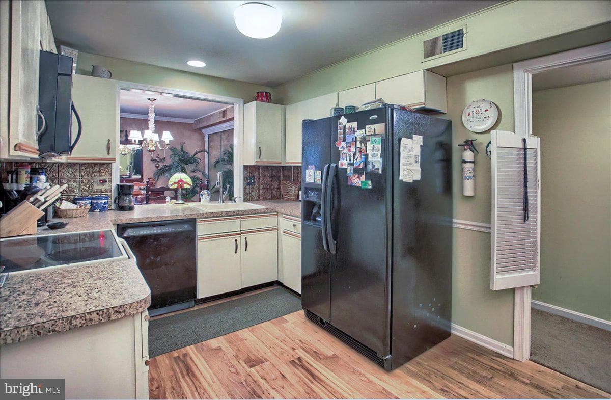 563 Roslaire Drive photo 9