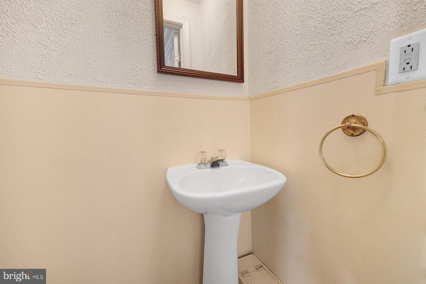 230 Seneca Street photo 15
