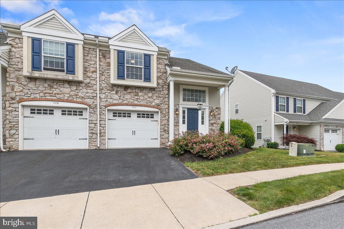 777 Oak Leaf Lane photo 1
