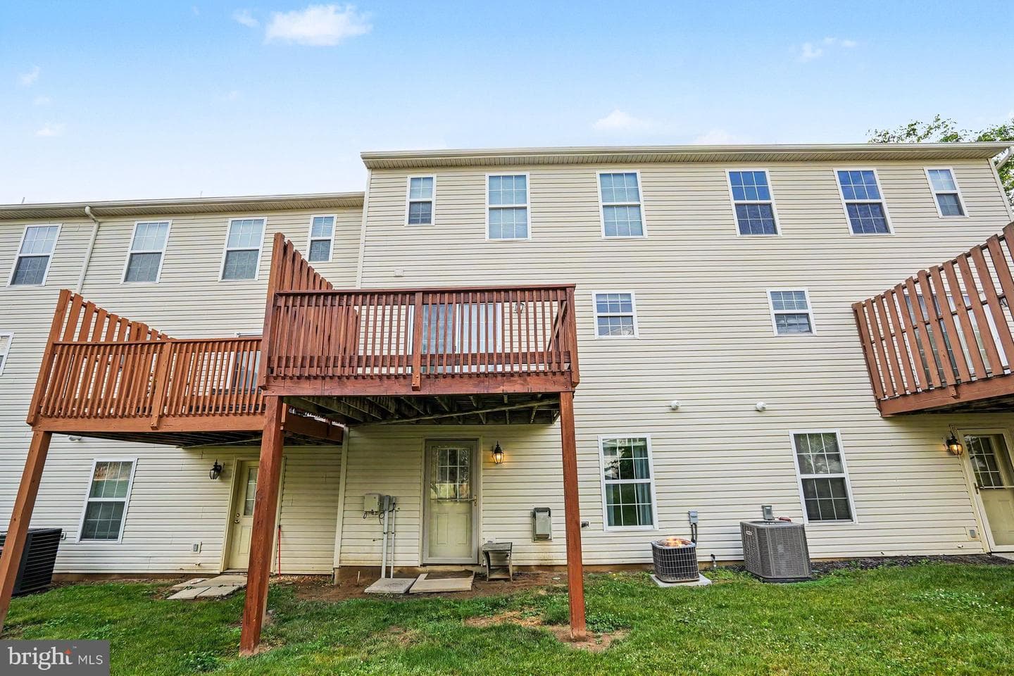 156 Mapleton Boulevard photo 26