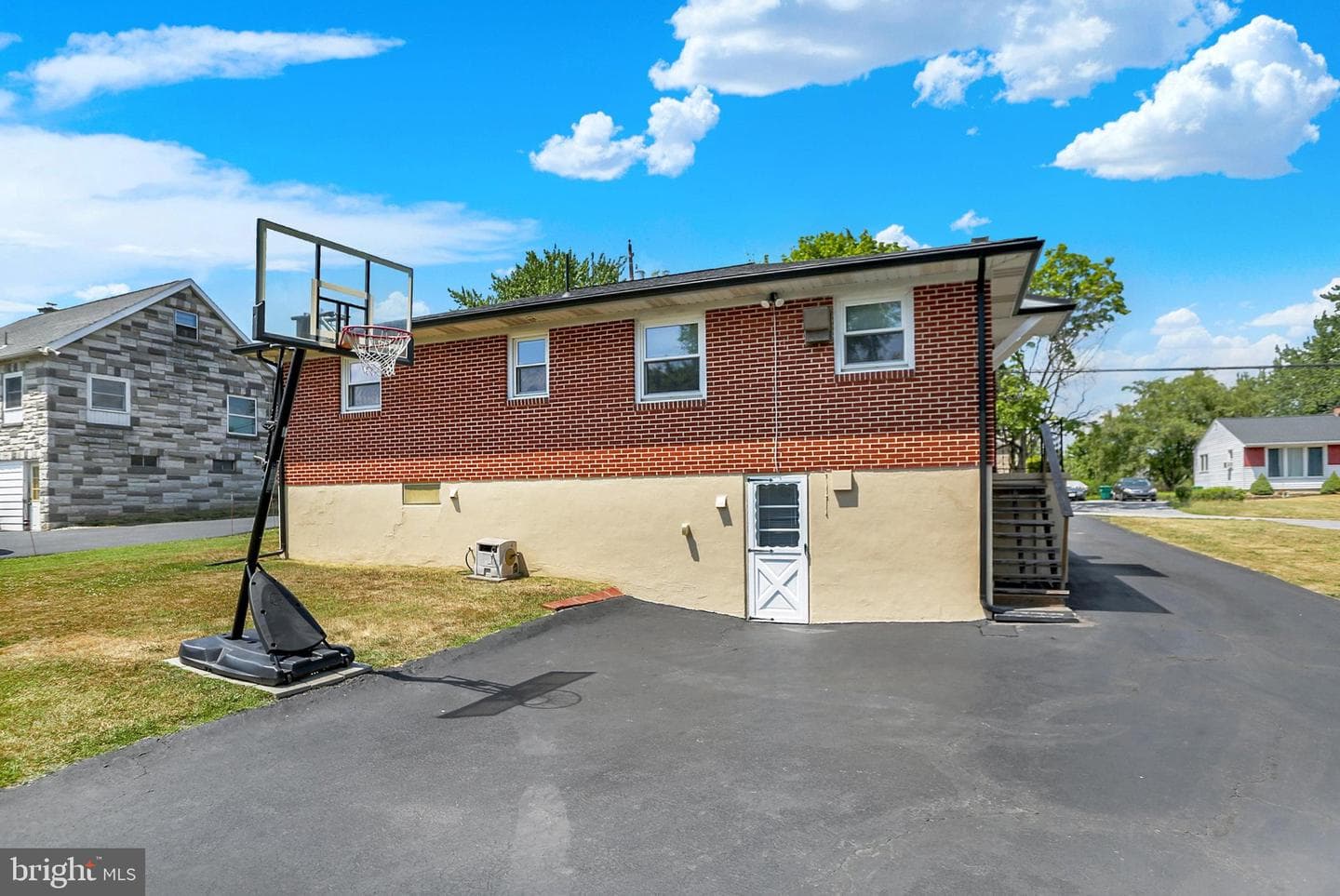 6207 Catherine Street photo 40