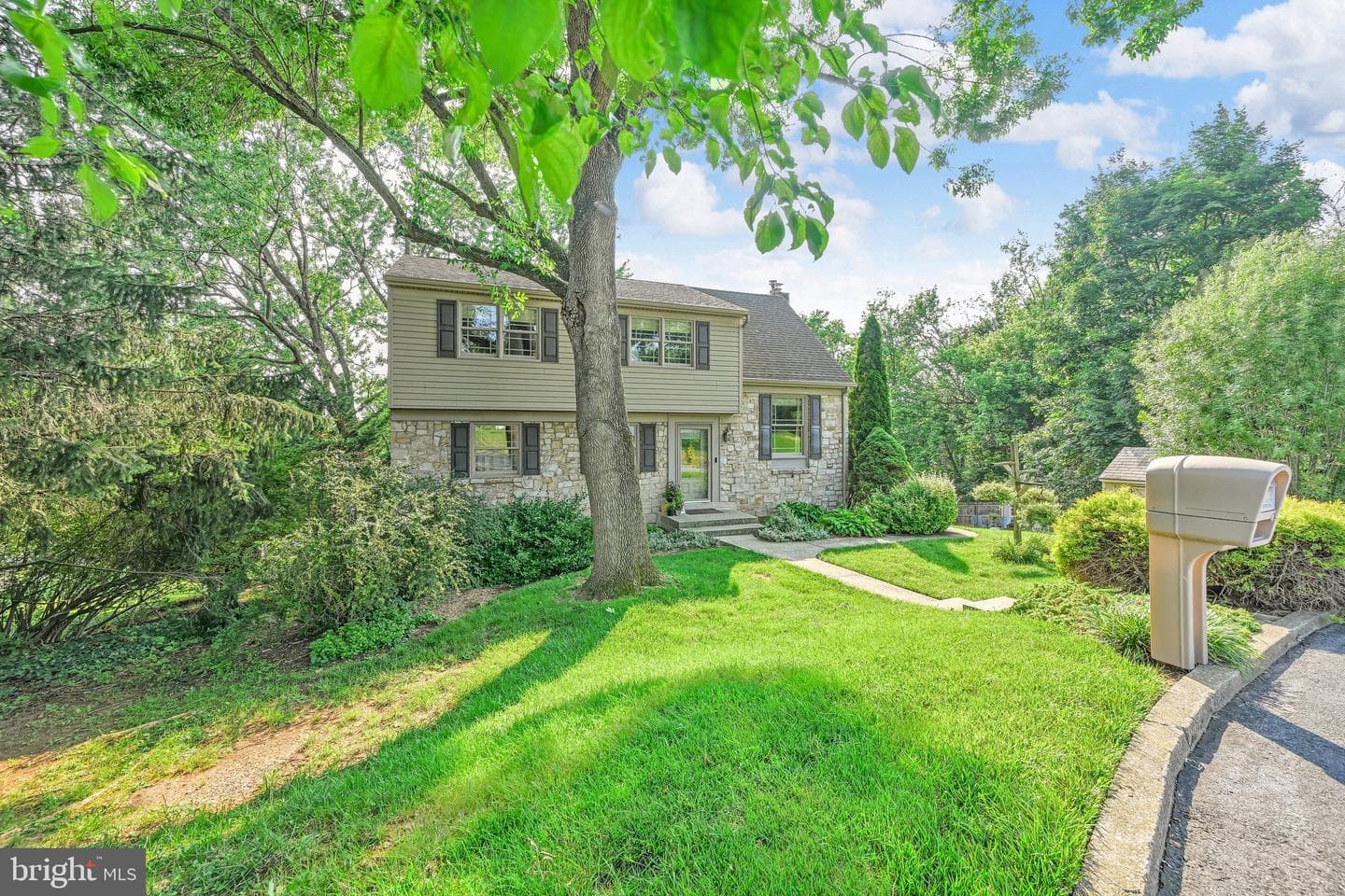 8 Sycamore Road photo 3