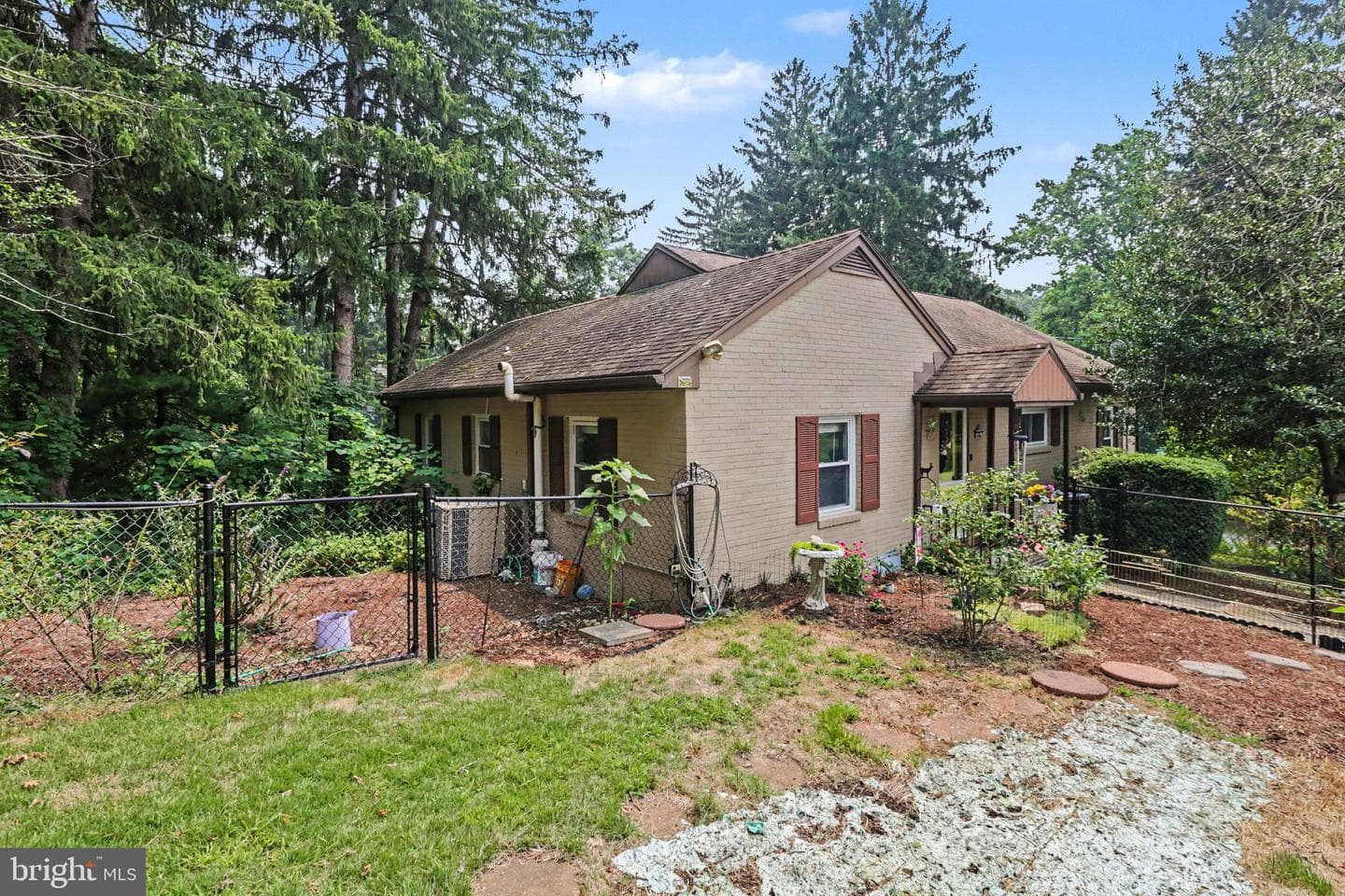 210 Greenwood Court photo 2