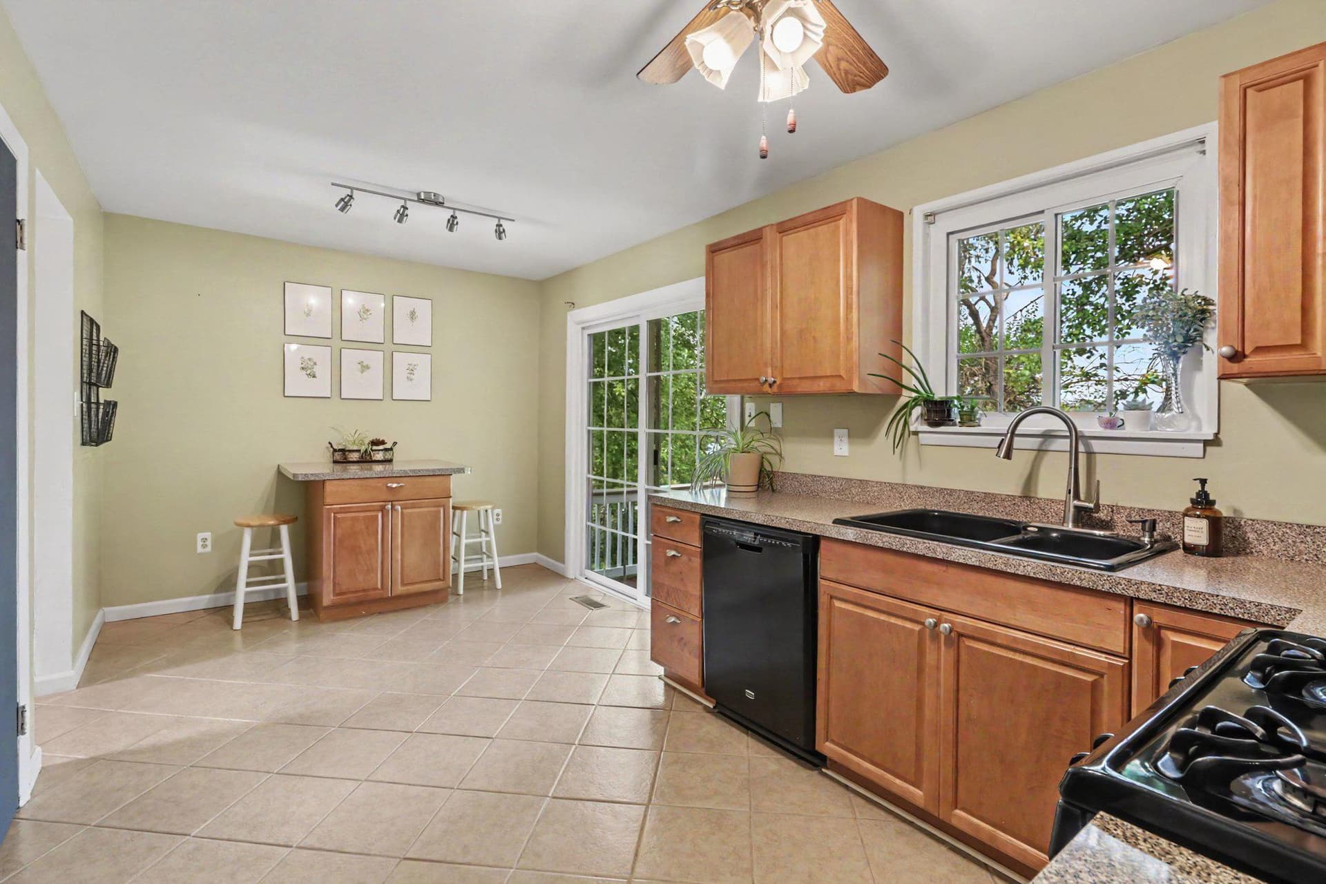 122 Huntley Drive photo 10