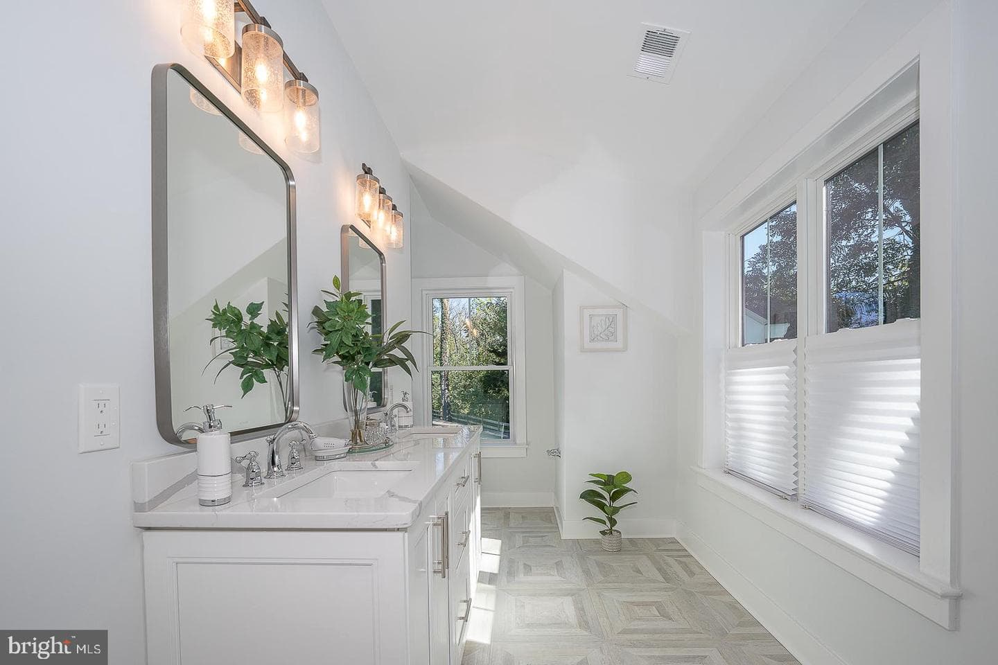 737 Berwood Road photo 32