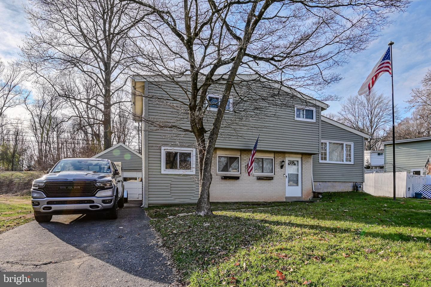 902 Flora Lane photo 2