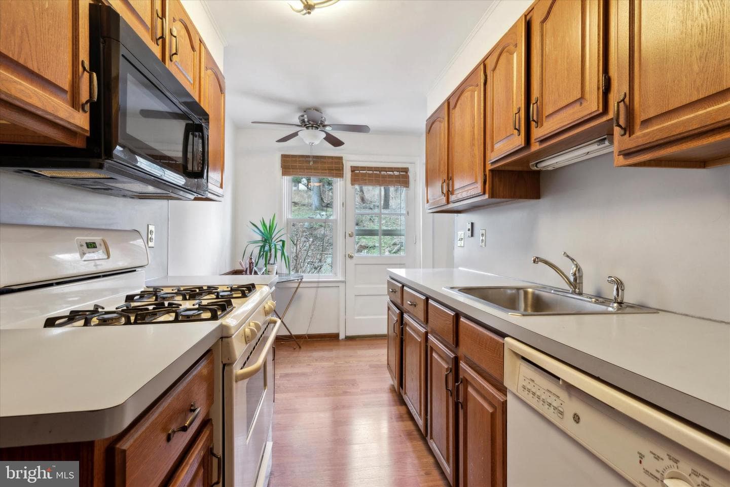 544 N Sycamore Avenue photo 5