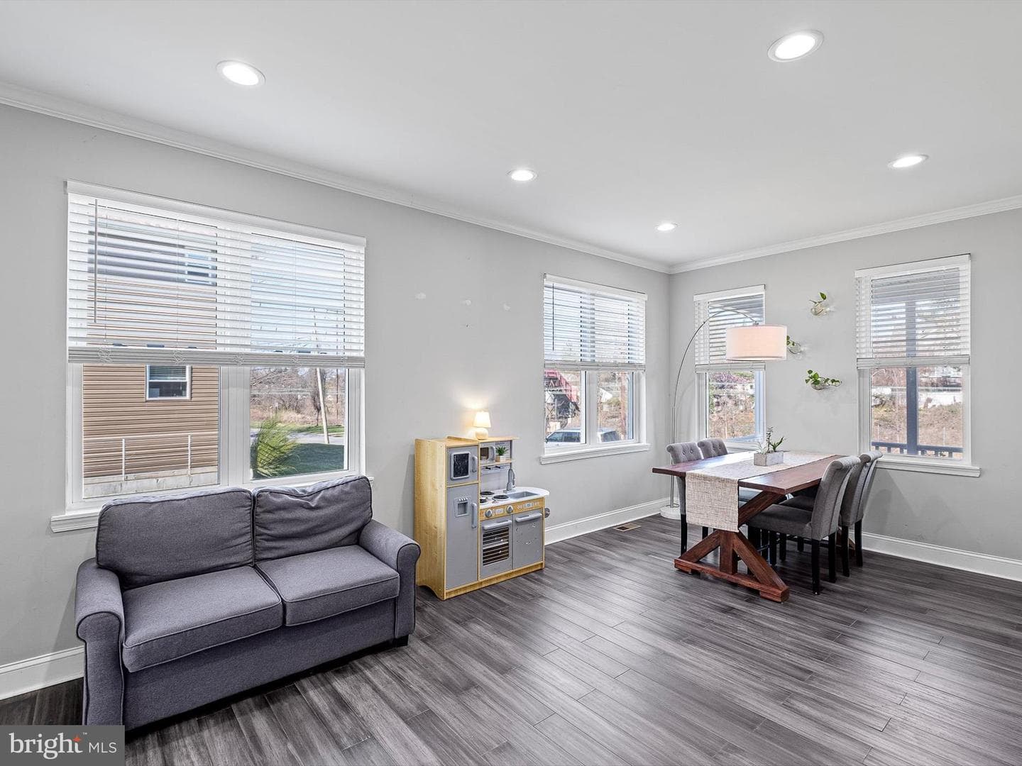 110 W Hinckley Avenue photo 8