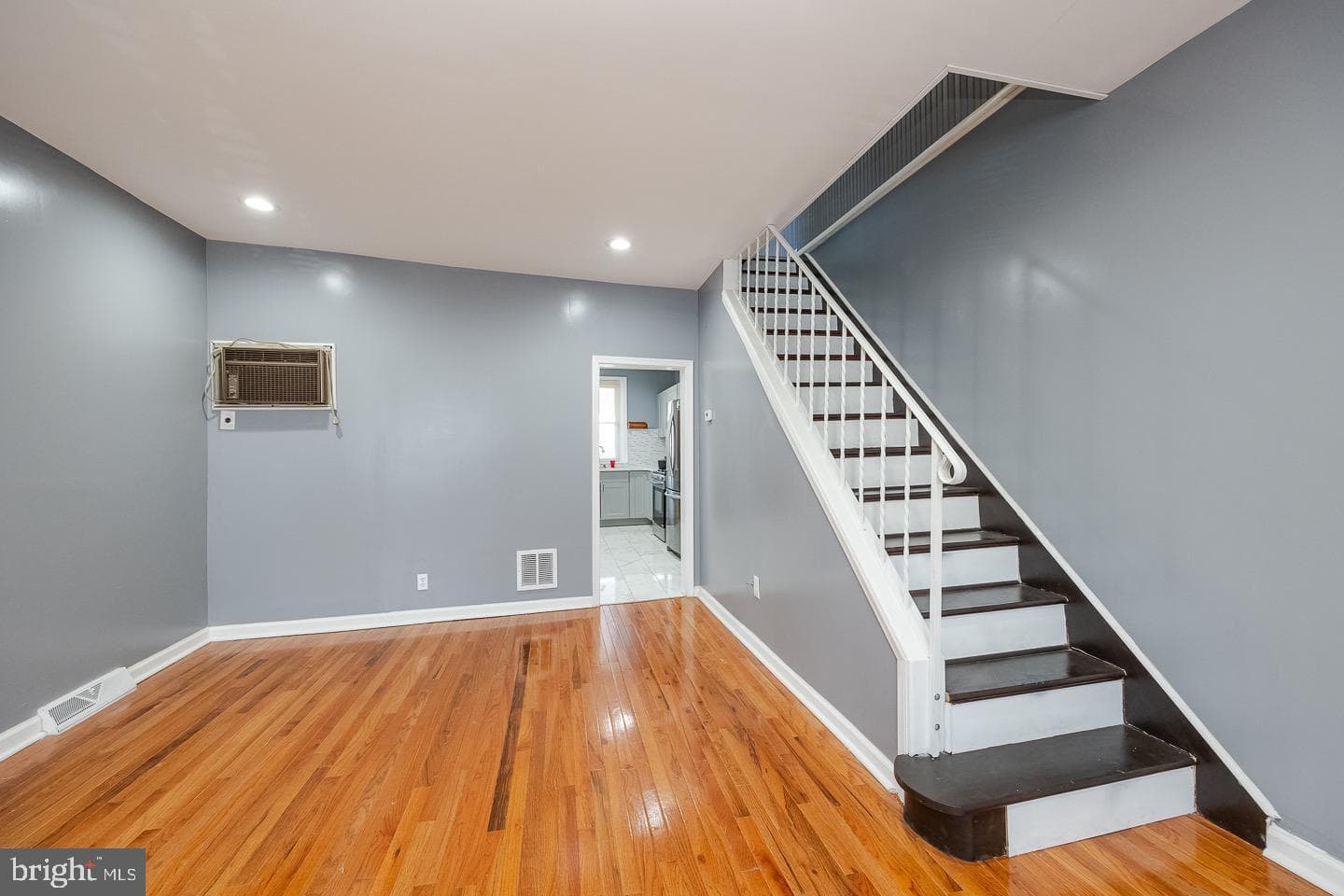1116 E 11th Street photo 6