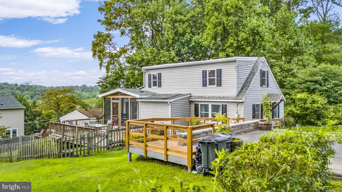 782 Hill Avenue photo 3