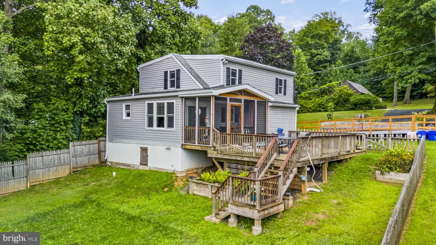 782 Hill Avenue photo 4