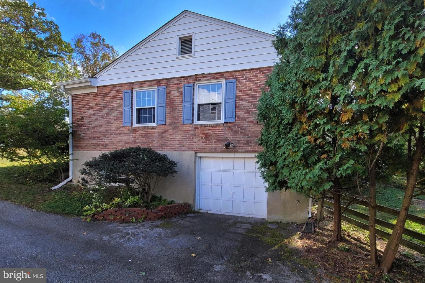 120 Snyder Lane photo 2