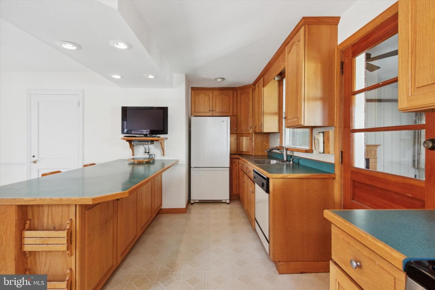 709 Tasker Street photo 12