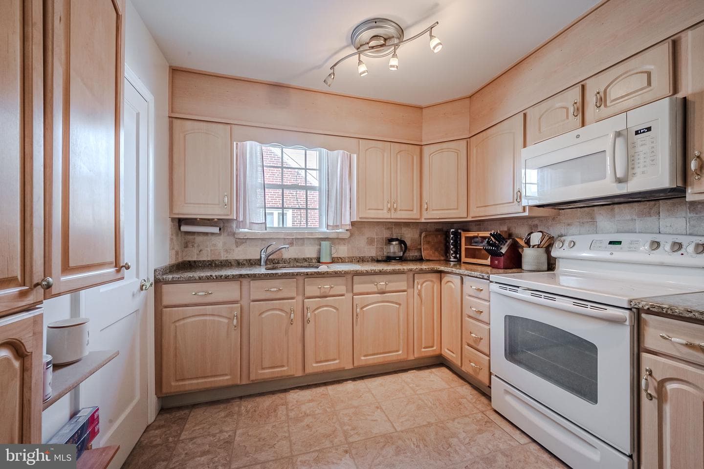 411 Perry Street photo 13