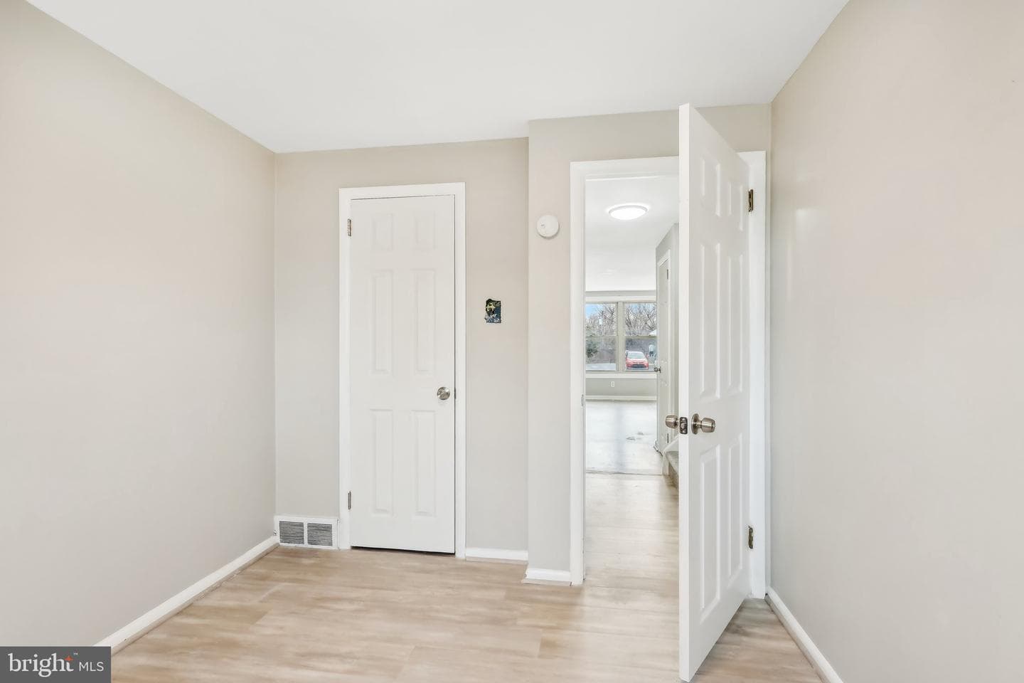 552 E Winona Avenue photo 10