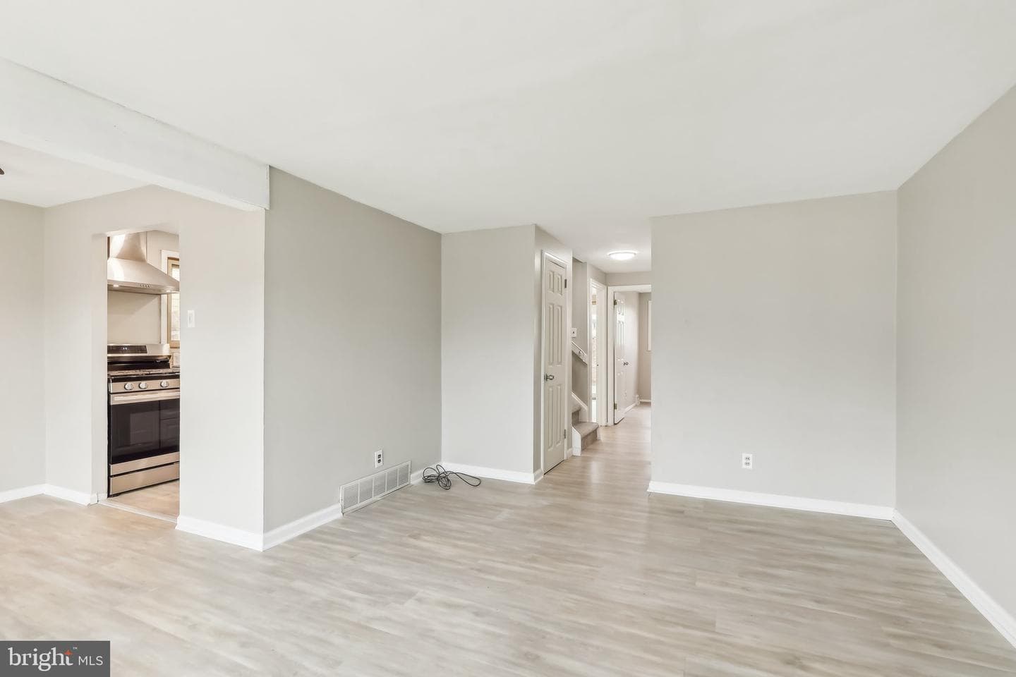 552 E Winona Avenue photo 12