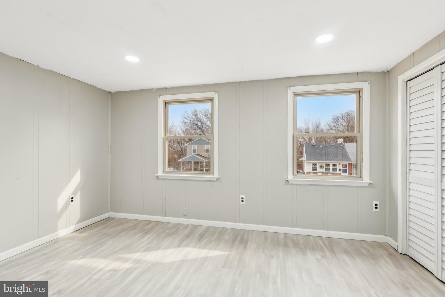 552 E Winona Avenue photo 18