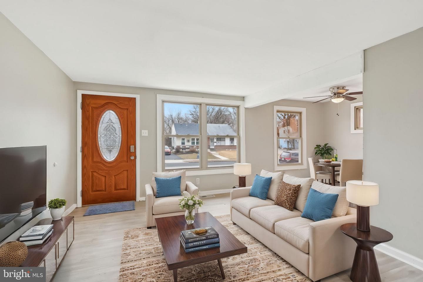 552 E Winona Avenue photo 3