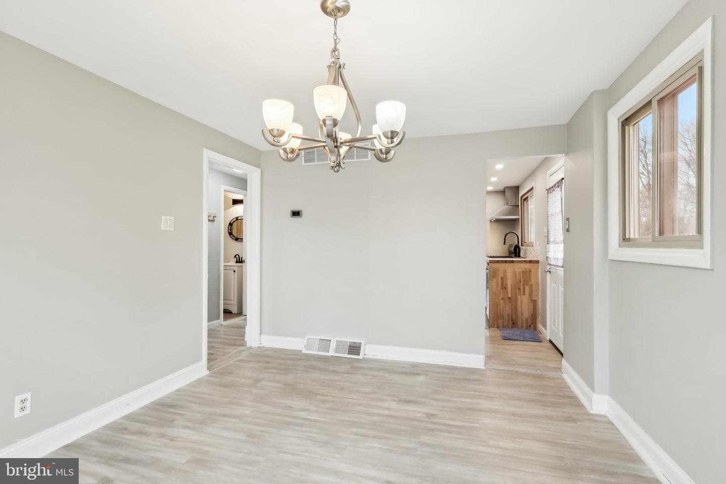 552 E Winona Avenue photo 9