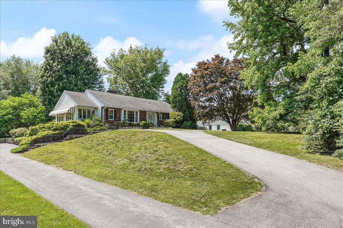 746 Sproul Road photo 1