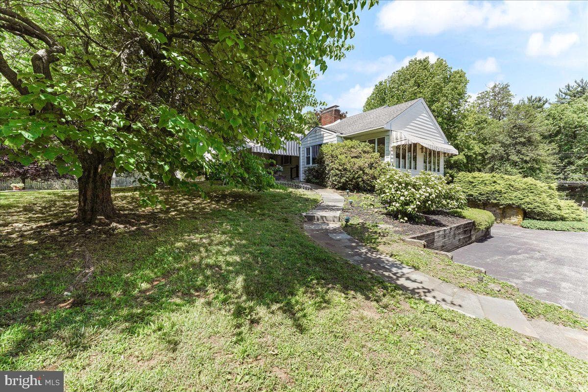 746 Sproul Road photo 18