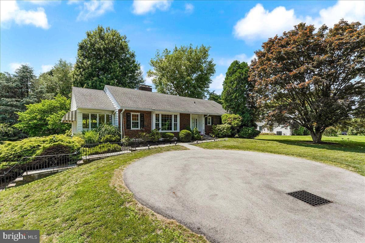 746 Sproul Road photo 2