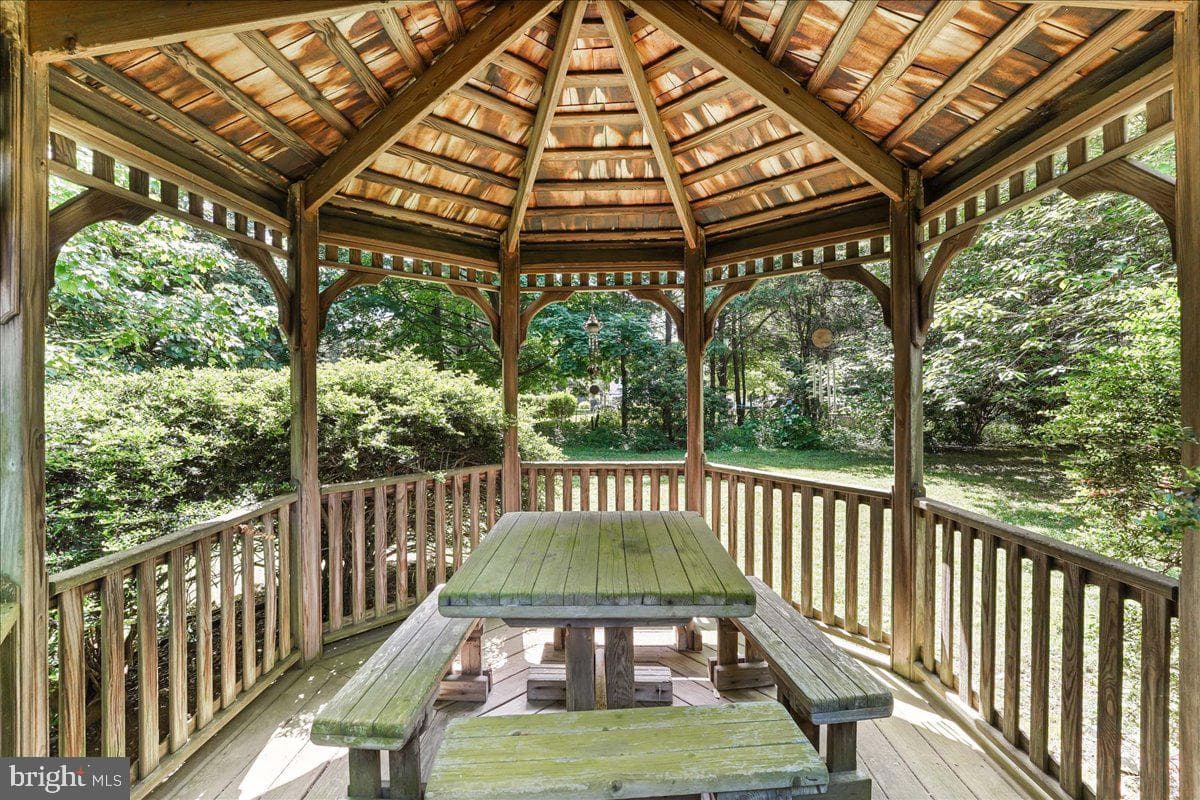 746 Sproul Road photo 23